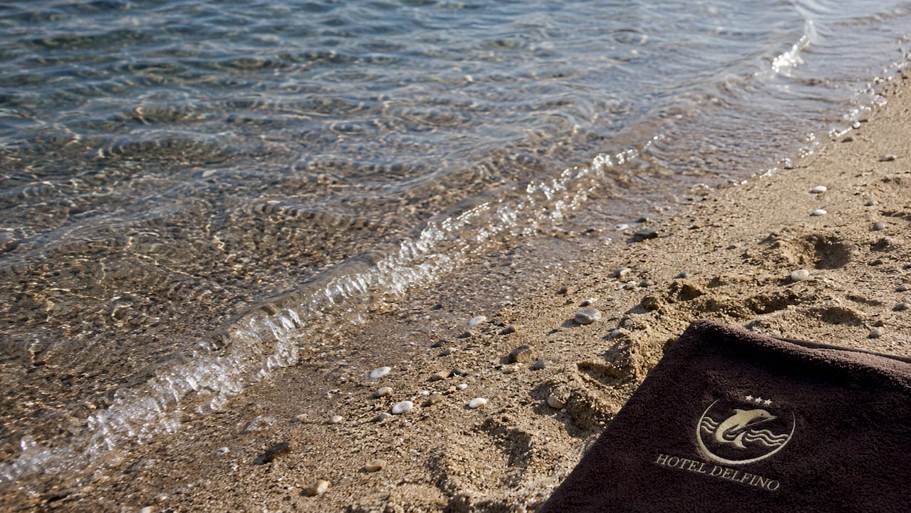 Acque limpide e poco profonde che si estendono su una spiaggia di sabbia a Marina di Campo