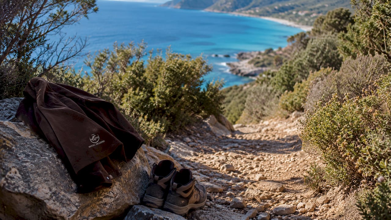 Percorso trekking lungo la costa, zaino in spalla e scarponcini ai piedi