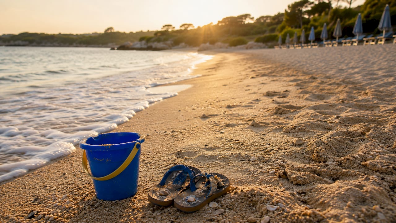 Acqua bassa e trasparente, sabbia dorata e giochi da spiaggia sparsi qua e là, pronti per il divertimento dei più piccoli.