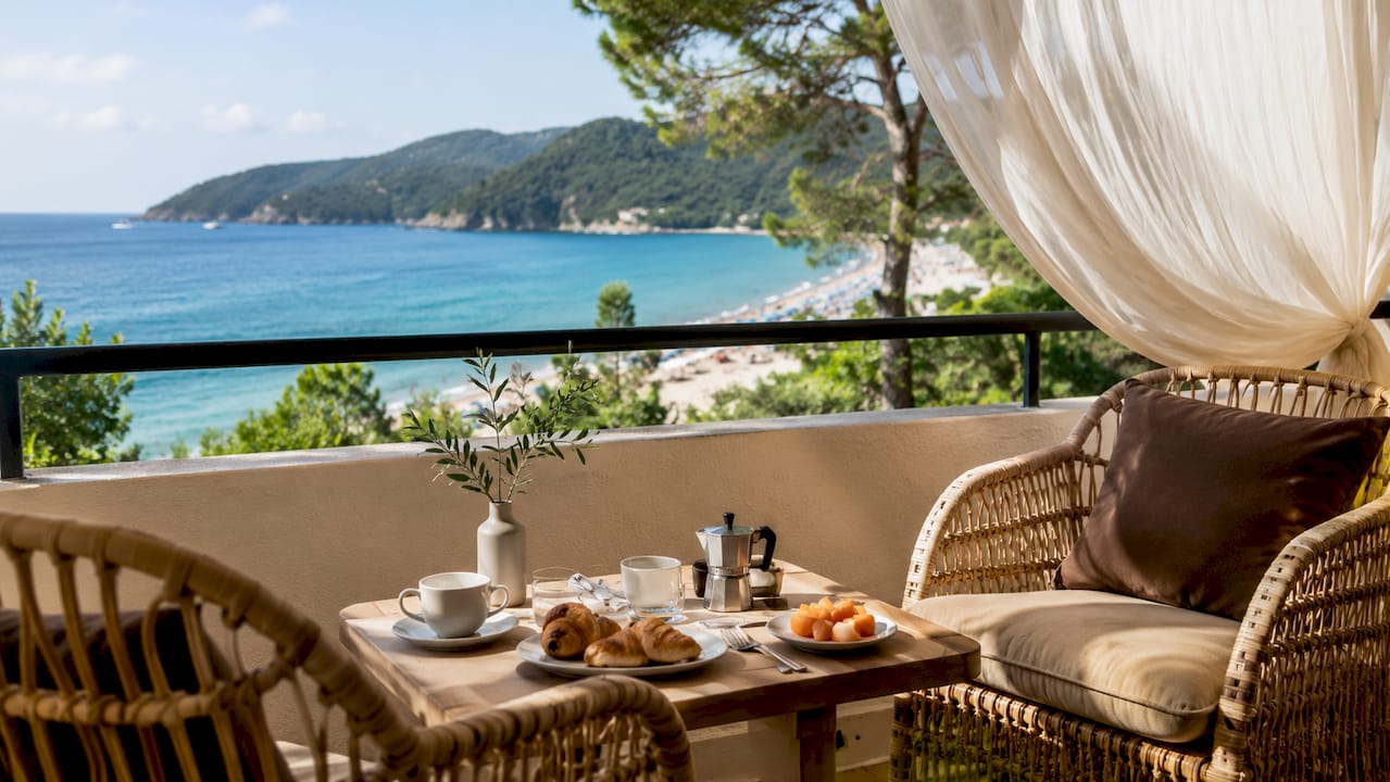 Camera d’hotel con balcone affacciato sul mare e sulla spiaggia all’Isola d’Elba