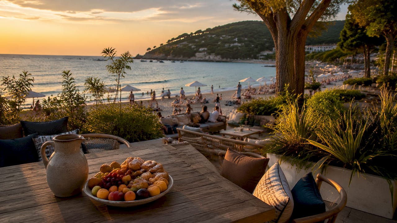 Colazione allestita sulla terrazza dell’Hotel Delfino con vista mare