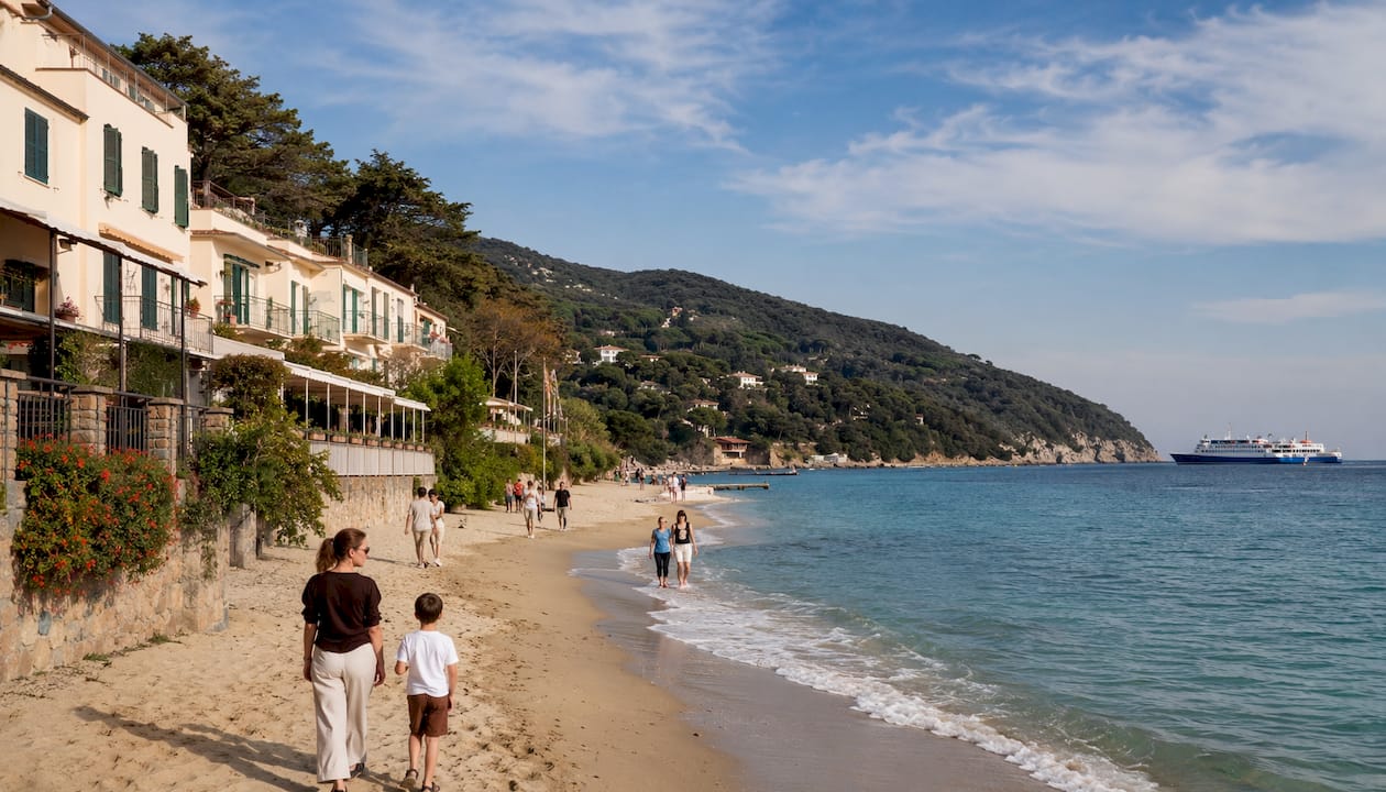 Una splendida vista sull’Hotel Delfino affacciato sulla spiaggia di Procchio in ottobre.