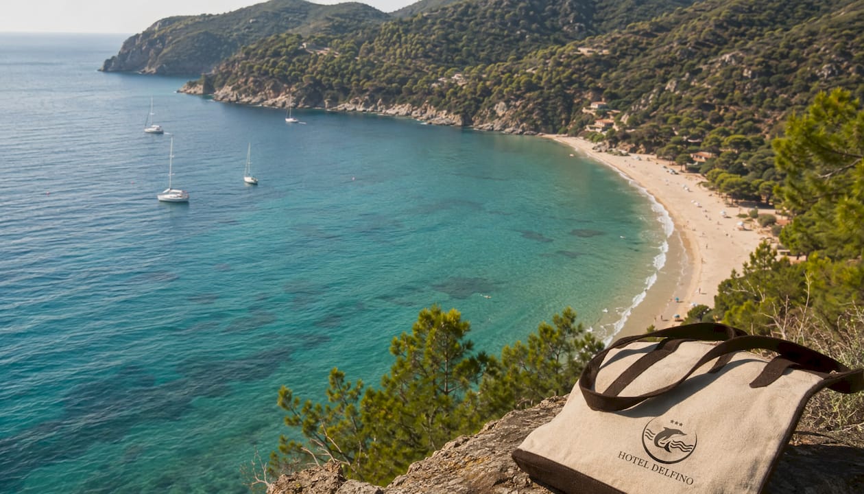 Spiaggia dorata e mare verde smeraldo: Fetovaia è un vero gioiello dell’Isola d’Elba.